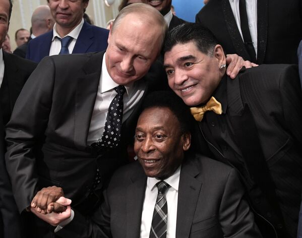 Președintele rus Vladimir Putin, fotbalistul brazilian Pele și fotbalistul argentinian Diego Maradona la tragerea la sorți pentru Cupa Mondială FIFA 2018 din Rusia - Sputnik Moldova-România
