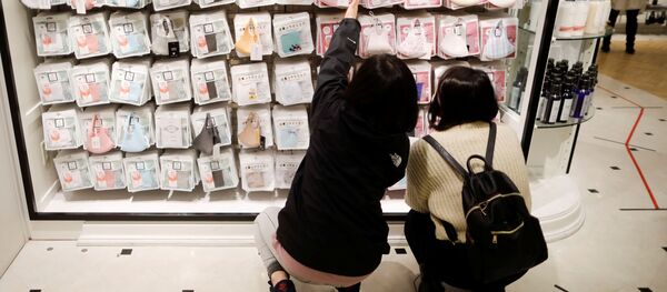 Покупатели в магазине масок в Токио - Sputnik Молдова