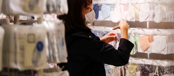 Покупатель в магазине масок в Токио - Sputnik Молдова
