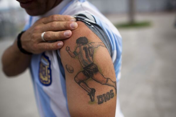 Болельщик с татуировкой на плече с изображением Диего Марадоны в Бразилии  - Sputnik Молдова