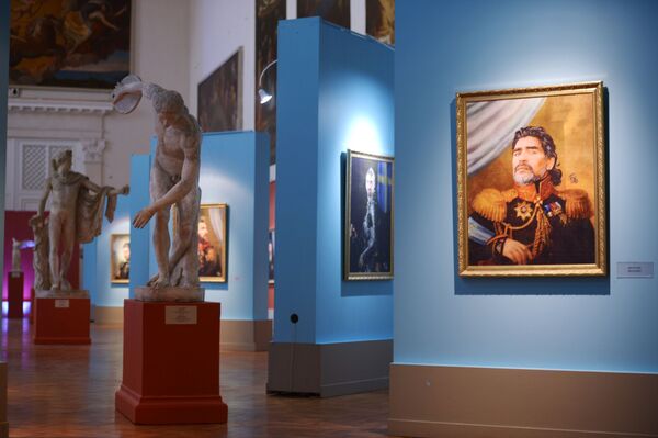 Портрет аргентинского футболиста Диего Марадоны на выставке Подобно богам в Санкт-Петербурге - Sputnik Молдова