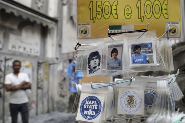 Подарочные наклейки с изображением Диего Марадоны в центре Неаполя, Италия - Sputnik Молдова