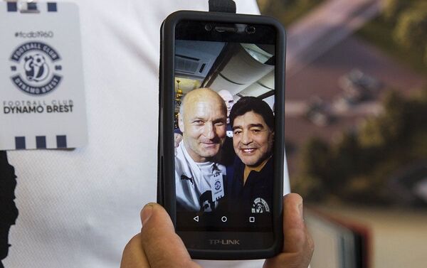 Мы пожимали руку бога: воспоминания о Марадоне от Молдовы до Беларуси Мы пожимали руку бога: воспоминания о Марадоне от Молдовы до Беларуси - Sputnik Молдова