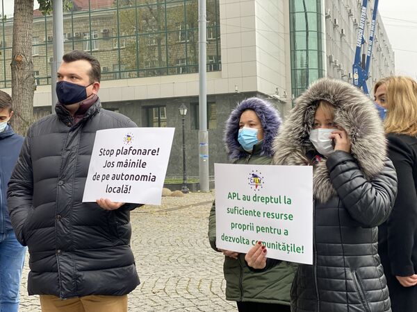Foto: Mai mulți primari au protestat la Ministerul Finanțelor Foto: Mai mulți primari au protestat la Ministerul Finanțelor - Sputnik Moldova