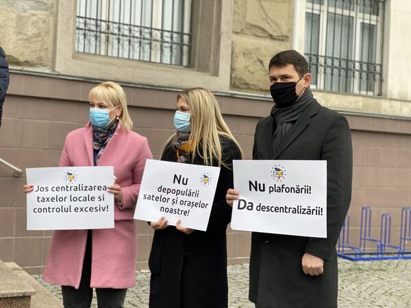 Foto: Mai mulți primari au protestat la Ministerul Finanțelor Foto: Mai mulți primari au protestat la Ministerul Finanțelor - Sputnik Moldova
