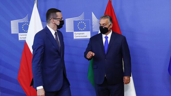 Премьер-министр Польши Матеуш Моравецки и премьер-министр Венгрии Виктор Орбан перед встречей с президентом Европейской комиссии в Брюсселе - Sputnik Молдова