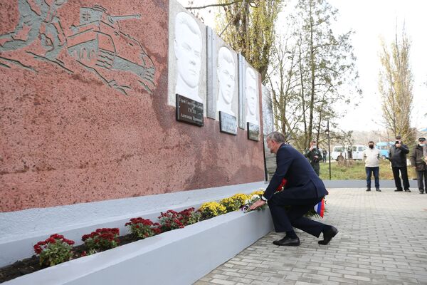 Foto: La Ermoclia a fost inaugurat monumentul eroilor Foto: La Ermoclia a fost inaugurat monumentul eroilor - Sputnik Moldova