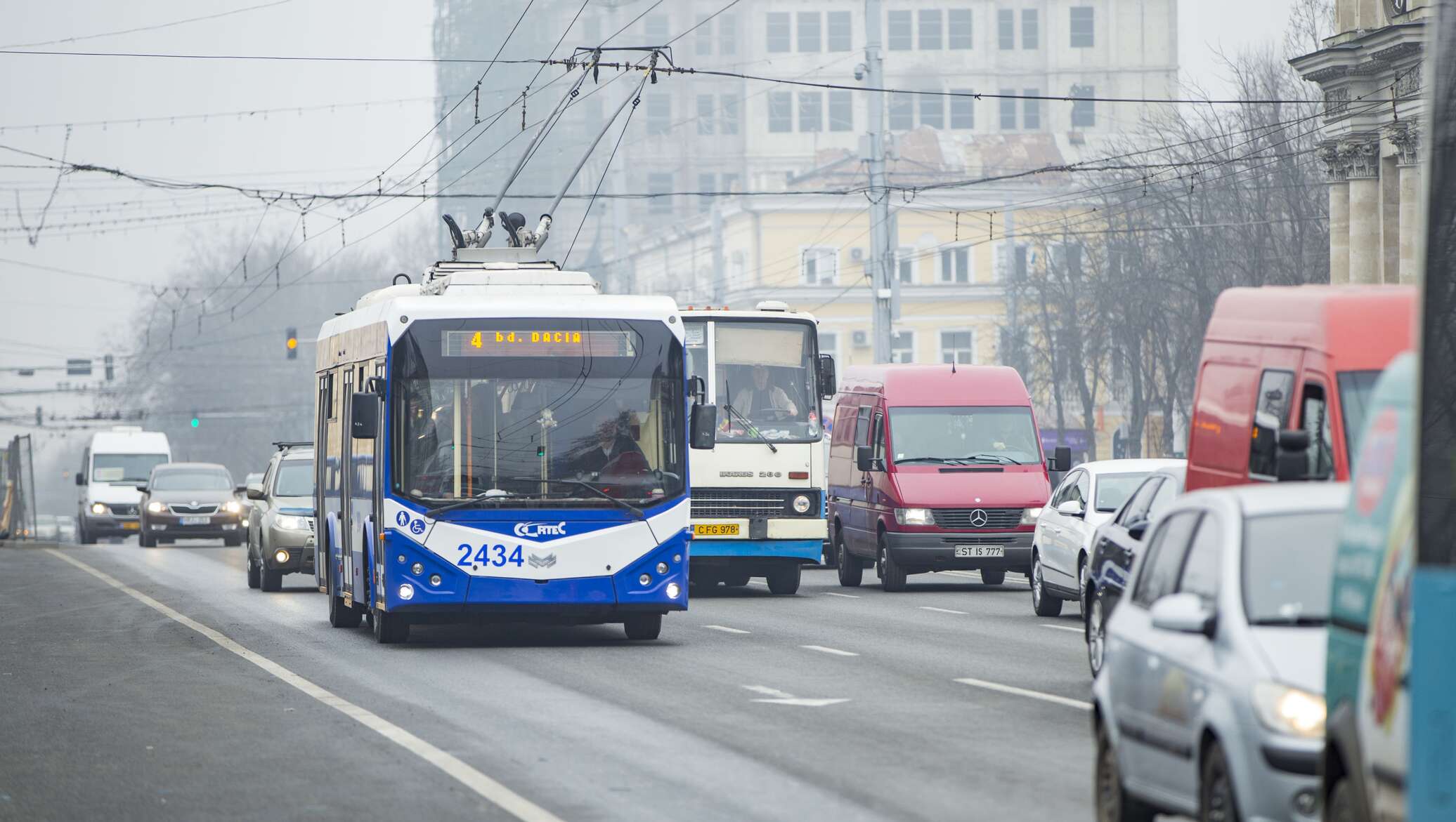 Через сколько приедет троллейбус. Общественный транспорт в Молдове. Троллейбус Кишинев. Троллейбусы и автобусы в Кишиневе. Троллейбус Кишинев 2021.