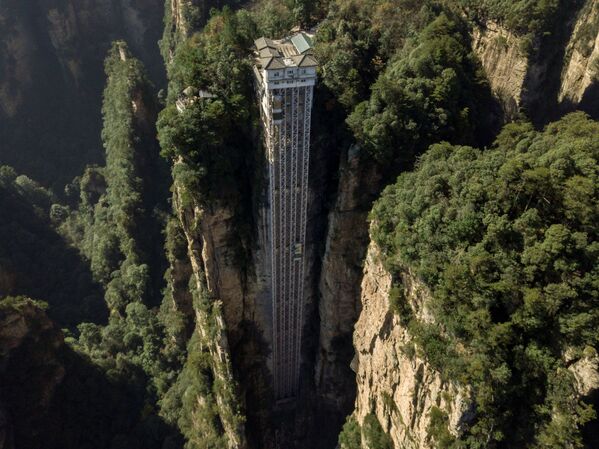An aerial view of the Bailong Elevators in Zhangjiajie National Forest Park, China's Hunan province. - Sputnik Moldova