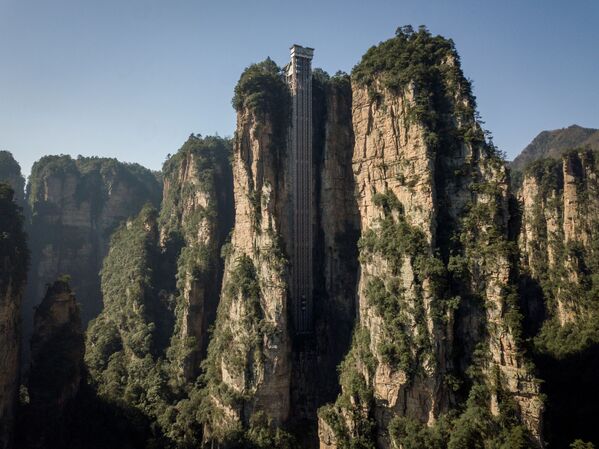 Vedere de la înălțime cu ascensoarele Bailong din parcul forestier național Zhangjiajie, provincia Hunan din China. - Sputnik Moldova