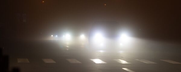 Автомобиль в тумане перед пешеходным переходом - Sputnik Moldova