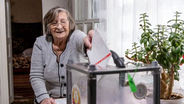 Пенсионерка на выборах  - Sputnik Молдова