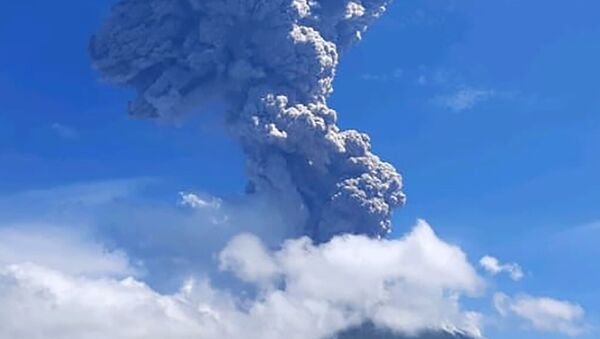 Извержение стратовулкана Левотоло в Индонезии  - Sputnik Moldova-România