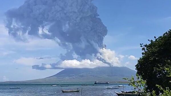 Извержение стратовулкана Левотоло в Индонезии  - Sputnik Молдова