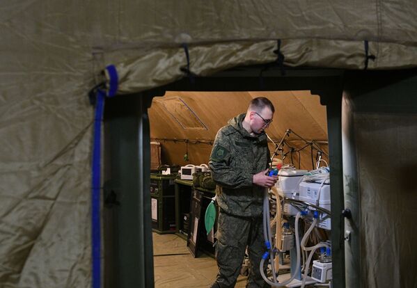 Российский военнослужащий проводит монтаж оборудования на территории мобильного полевого госпиталя неподалеку от Степанакерта - Sputnik Moldova