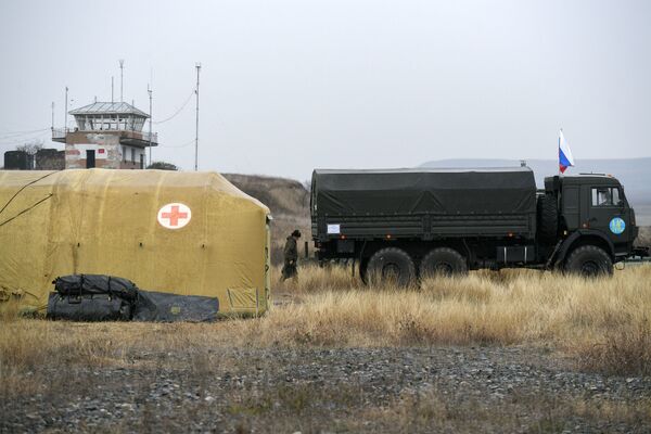 Российские военнослужащие выгружают оборудование на территории мобильного полевого госпиталя неподалеку от Степанакерта - Sputnik Moldova