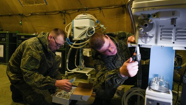 Российские военнослужащие проводят монтаж оборудования на территории мобильного полевого госпиталя неподалеку от Степанакерта - Sputnik Молдова