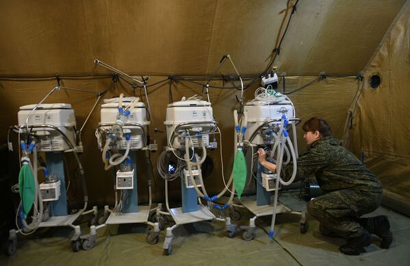 Российская военнослужащая проводит монтаж оборудования на территории мобильного полевого госпиталя неподалеку от Степанакерта - Sputnik Moldova