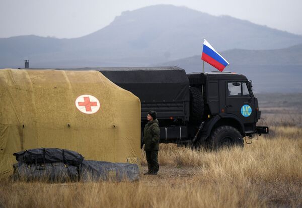 Российская военнослужащая на территории мобильного полевого госпиталя неподалеку от Степанакерта - Sputnik Moldova