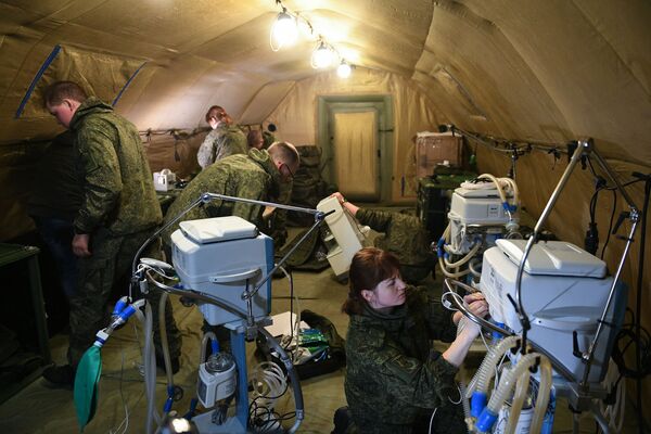 Российские военнослужащие проводят монтаж оборудования на территории мобильного полевого госпиталя неподалеку от Степанакерта - Sputnik Moldova