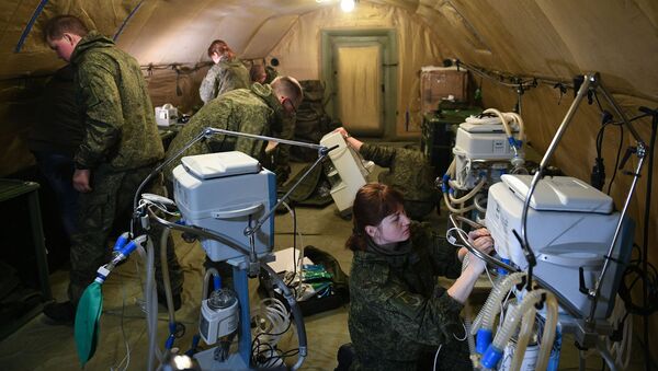 Российские военнослужащие проводят монтаж оборудования на территории мобильного полевого госпиталя неподалеку от Степанакерта - Sputnik Молдова