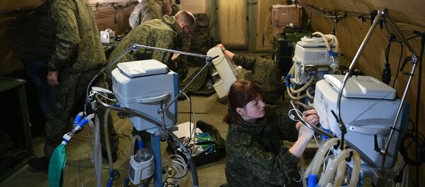 Российские военнослужащие проводят монтаж оборудования на территории мобильного полевого госпиталя неподалеку от Степанакерта - Sputnik Молдова