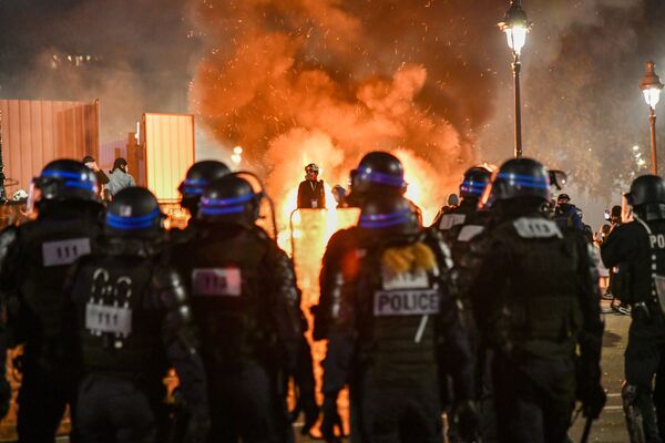 Сотрудники полиции во время акции недовольства действиями правоохранительных органов в отношении мигрантов и против внесения поправки к закону О национальной безопасности в Париже - Sputnik Moldova-România