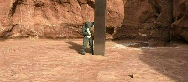 Металлический монолит, обнаруженный сотрудниками департамента общественной безопасности в пустыне штата Юта, США Металлический монолит, обнаруженный сотрудниками департамента общественной безопасности в пустыне штата Юта, США - Sputnik Молдова