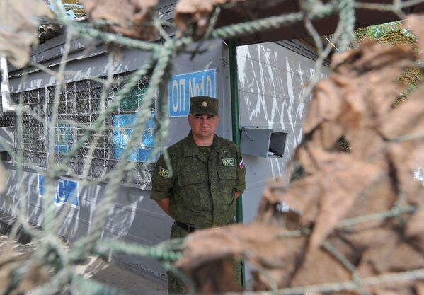 Российский миротворец на блокпосту, расположенном на въезде в город Бендеры. - Sputnik Молдова