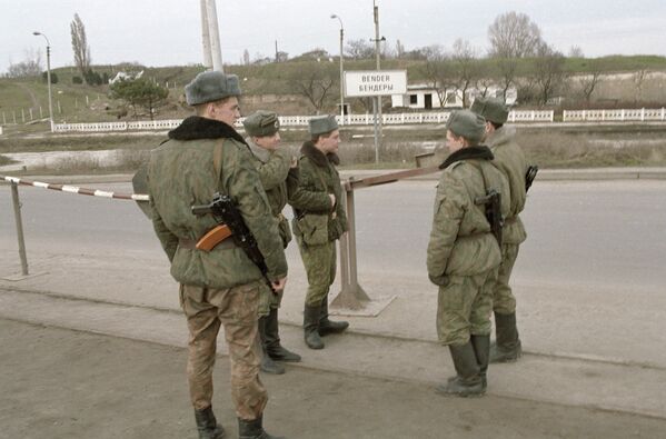 Воины российских миротворческих сил патрулируют шоссе, ведущее в город Бендеры, во время конфликтов в Приднестровье. - Sputnik Молдова