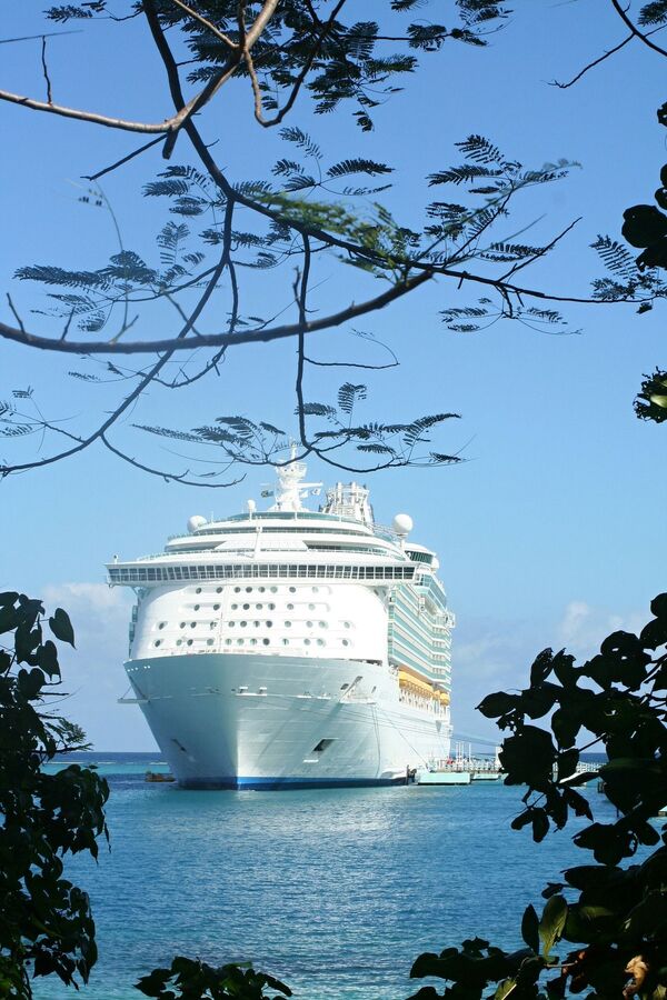Круизный лайнер на Ямайке, которая стала обладателем звания World's Leading Cruise Destination 2020 - Sputnik Moldova