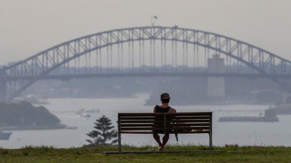 Мужчина на скамейке в Сиднее, Австралия - Sputnik Moldova