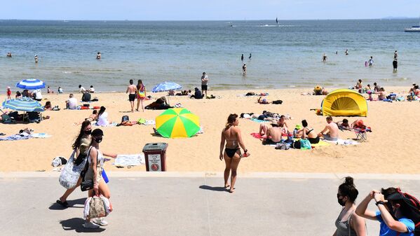Люди наслаждаются теплой погодой на пляже Сент-Килда в Мельбурне - Sputnik Moldova