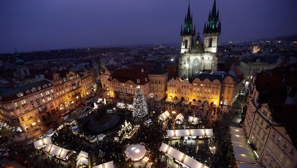 Комбо-фото рождественской ярмарки на Староместской площади в Праге в 2019 и 2020 годах - Sputnik Moldova-România