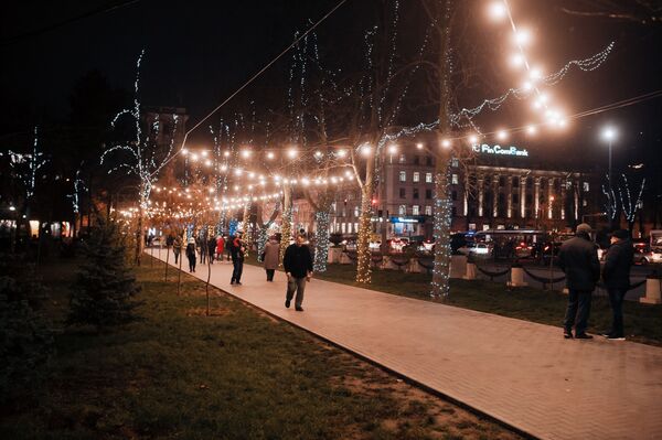 Столица приоделась к зимним праздникам  - Sputnik Moldova