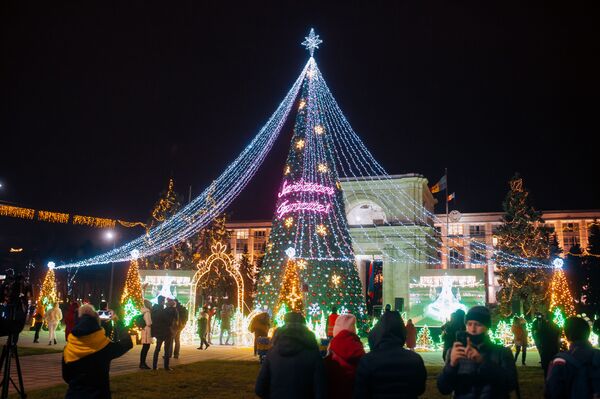 Столица приоделась к зимним праздникам  - Sputnik Moldova