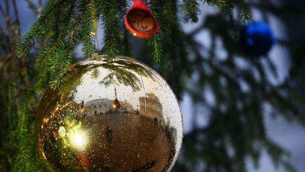 Украшение новогодней елки на Соборной площади Кремля - Sputnik Молдова