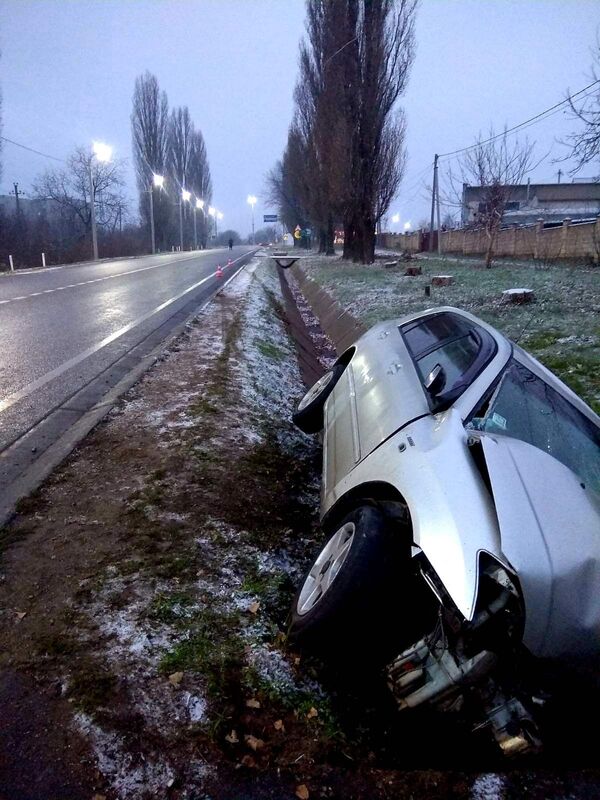 Tragic: Un șofer de 19 ani din Soroca a murit într-un accident produs dimineață Tragic: Un șofer de 19 ani din Soroca a murit într-un accident produs dimineață - Sputnik Moldova