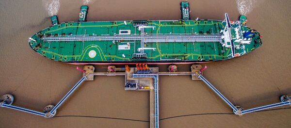 Танкер в нефтяном терминале в китайской провинции Чжэцзян Танкер в нефтяном терминале в китайской провинции Чжэцзян - Sputnik Молдова