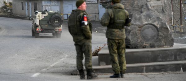Российские миротворцы на одной из улиц в городе Лачин (Бердзор) в Нагорном Карабахе. Российские миротворцы на одной из улиц в городе Лачин (Бердзор) в Нагорном Карабахе. - Sputnik Молдова