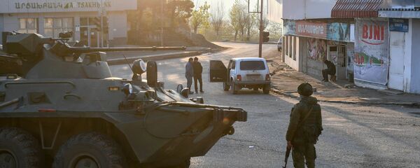 Российские миротворцы на одной из улиц в городе Лачин (Бердзор) в Нагорном Карабахе Российские миротворцы на одной из улиц в городе Лачин (Бердзор) в Нагорном Карабахе - Sputnik Moldova