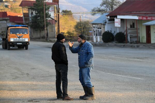 Местные жители на одной из улиц в городе Лачин (Бердзор) в Нагорном Карабахе. - Sputnik Молдова
