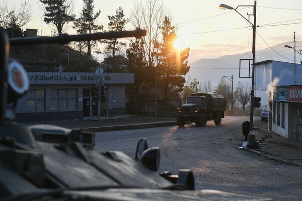 Российские миротворцы на одной из улиц в городе Лачин (Бердзор) в Нагорном Карабахе. - Sputnik Молдова