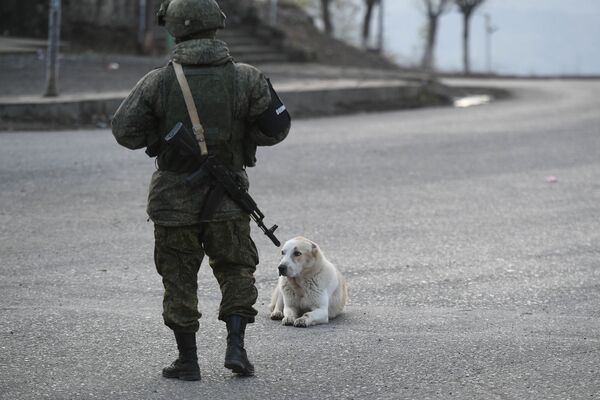 Российские миротворцы на одной из улиц в городе Лачин (Бердзор) в Нагорном Карабахе. - Sputnik Молдова