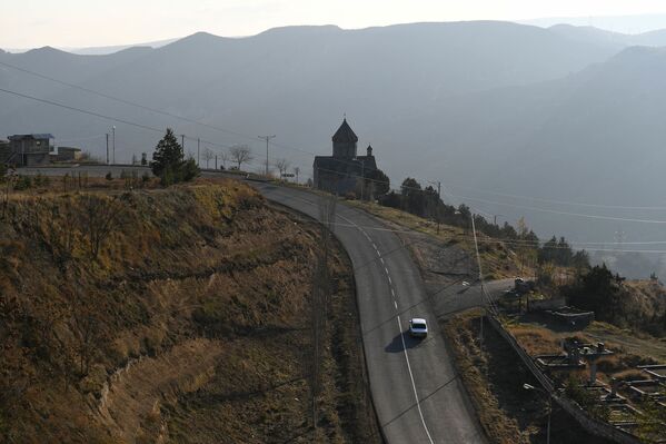 Движение по автодороге Горис-Бердзор в районе города Лачин (Бердзор) в Нагорном Карабахе. - Sputnik Молдова