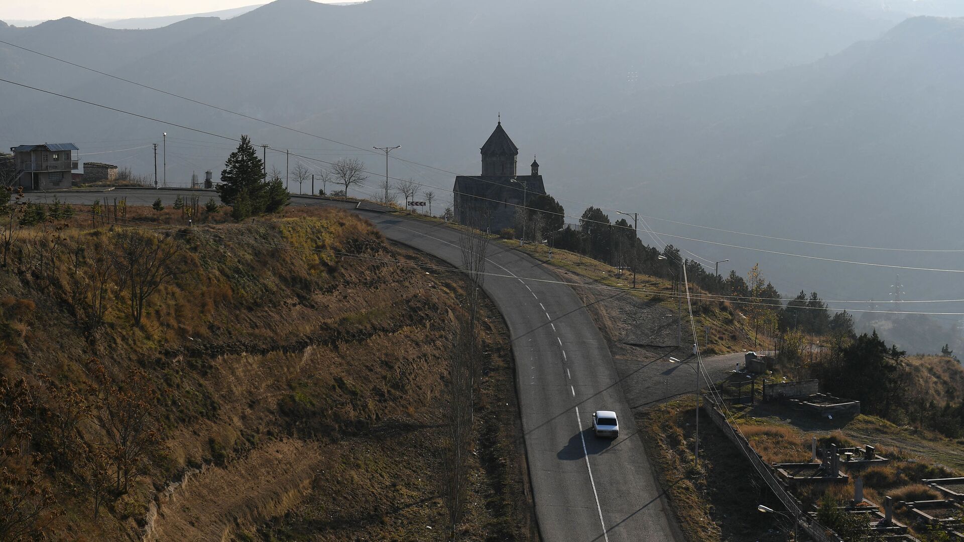Движение по автодороге Горис-Бердзор в районе города Лачин (Бердзор) в Нагорном Карабахе - Sputnik Молдова, 1920, 19.05.2021