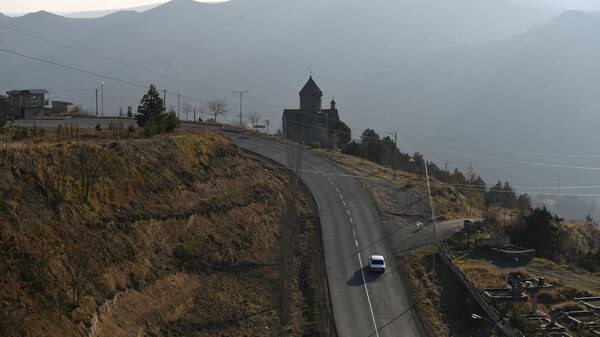 Движение по автодороге Горис-Бердзор в районе города Лачин (Бердзор) в Нагорном Карабахе - Sputnik Молдова