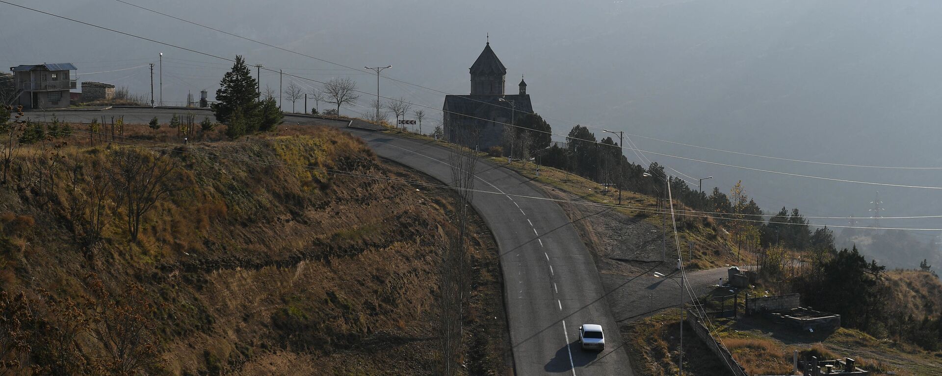 Движение по автодороге Горис-Бердзор в районе города Лачин (Бердзор) в Нагорном Карабахе - Sputnik Молдова, 1920, 12.03.2021