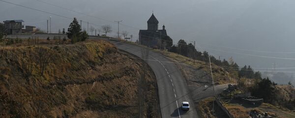 Движение по автодороге Горис-Бердзор в районе города Лачин (Бердзор) в Нагорном Карабахе Движение по автодороге Горис-Бердзор в районе города Лачин (Бердзор) в Нагорном Карабахе - Sputnik Молдова