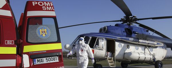 Coronavirus în România, cadre medicale si ale IGAV asigura transportul unui pacient COVID-19 - Sputnik Moldova-România
